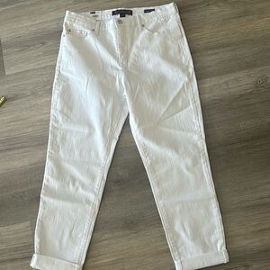 NWT Gloria Vanderbilt. Women’s boyfriend cuffed white jeans. Size 10